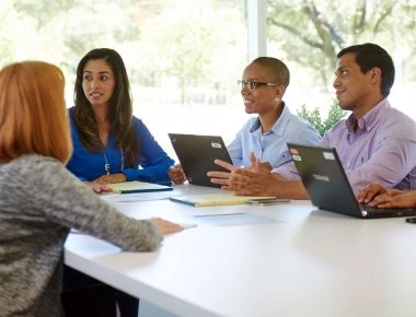«Καλπάζει» η αμερικανική οικονομία - Σε χαμηλό 18 ετών στο 3,8% τα ποσοστά ανεργίας